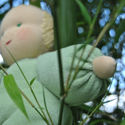 Grand doudou vert aux yeux étoilés, il mesure 35 cm
