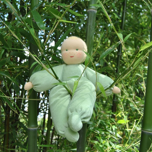 Grand doudou vert aux yeux étoilés, il mesure 35 cm
