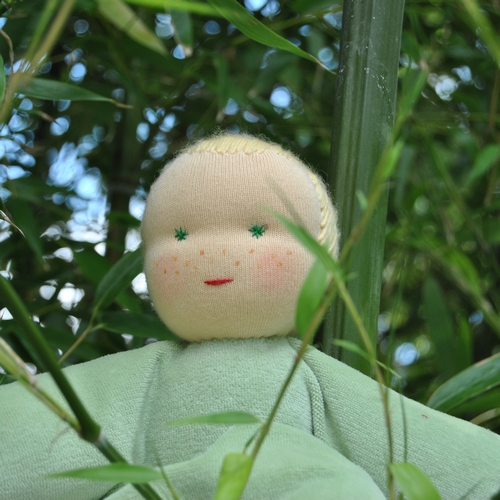 Grand doudou vert aux yeux étoilés, il mesure 35 cm
