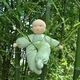 Grand doudou vert aux yeux étoilés, il mesure 35 cm